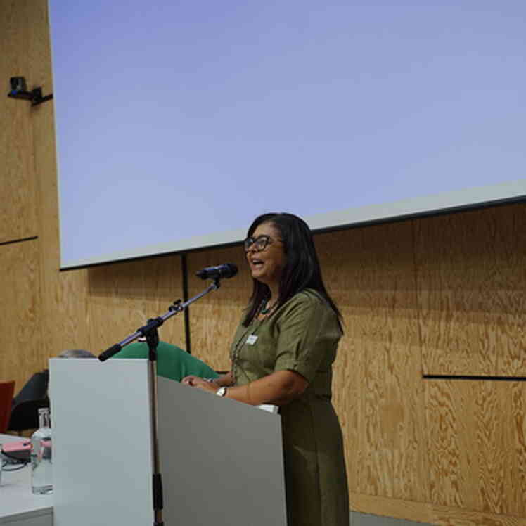 Professor Angela James tijdens haar keynote