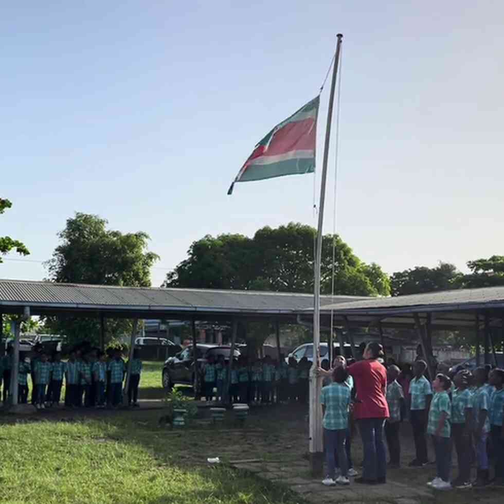 Vlaggenparade in Suriname